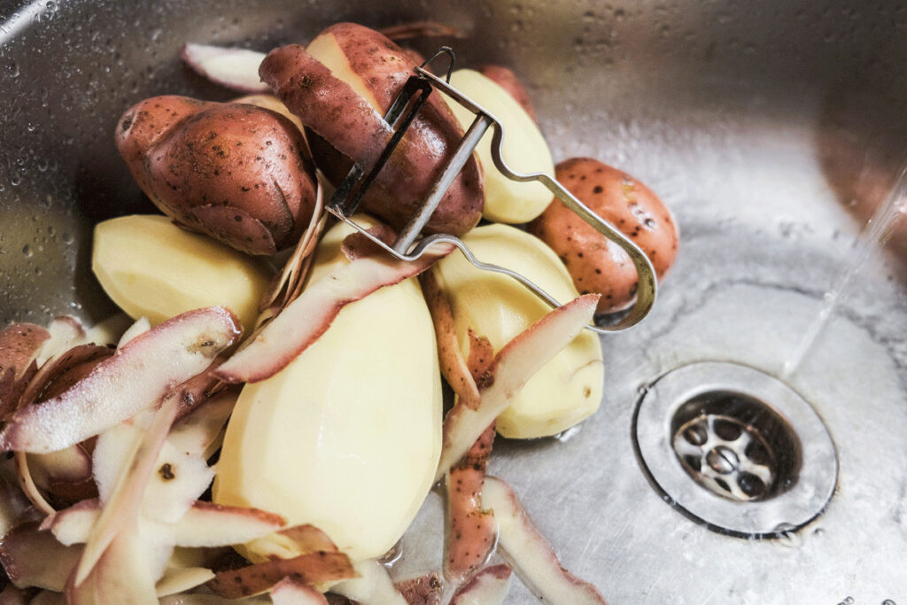 https://www.biardandcrockett.com/wp-content/uploads/2023/11/AdobeStock_BC.237502439.potatoes.sink_.web_-1024x683.jpg